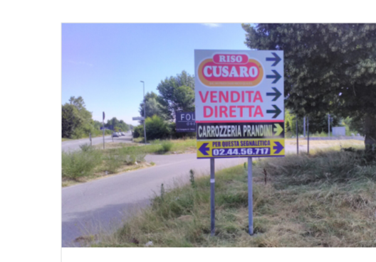Segnaletica commerciale di avvicinamento e frecce direzionali urbane