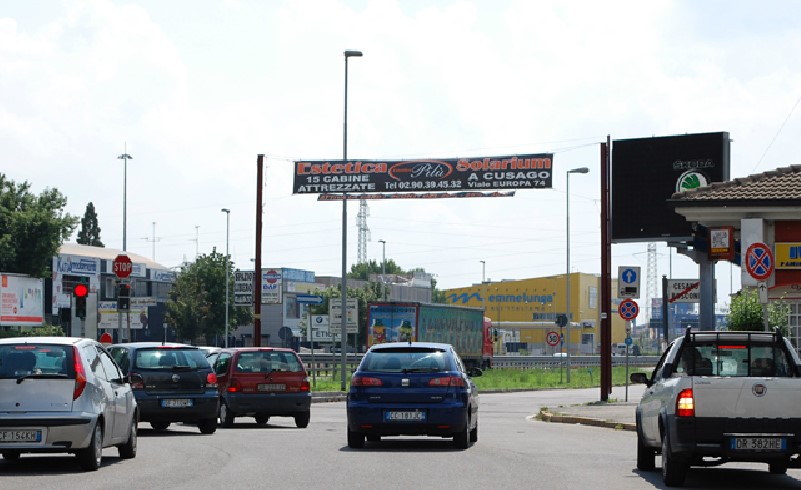 CESANO BOSCONE - PALO 80 - viale dell'Industria Ingresso Esselunga